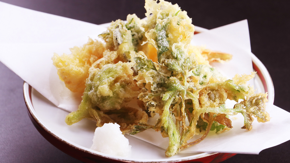 【ご夕食一例・山菜の天ぷら】太く、柔らかく、味わい深い肘折の山菜をふんだんに使った田舎料理を召し上