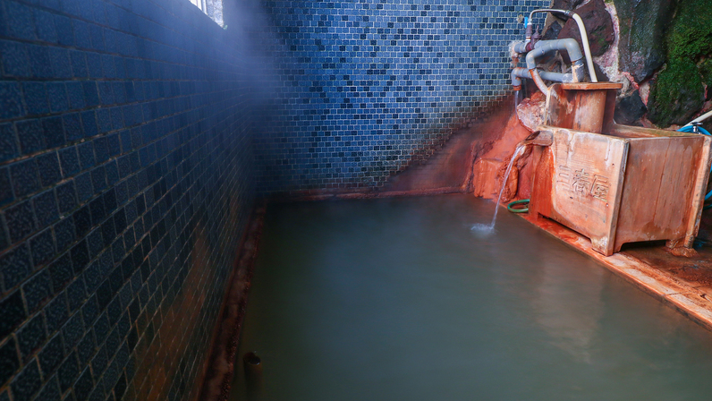 【本館 滝の湯】茶色い濁りが特徴の『滝の湯』は、神経痛や冷え症に効果があります。