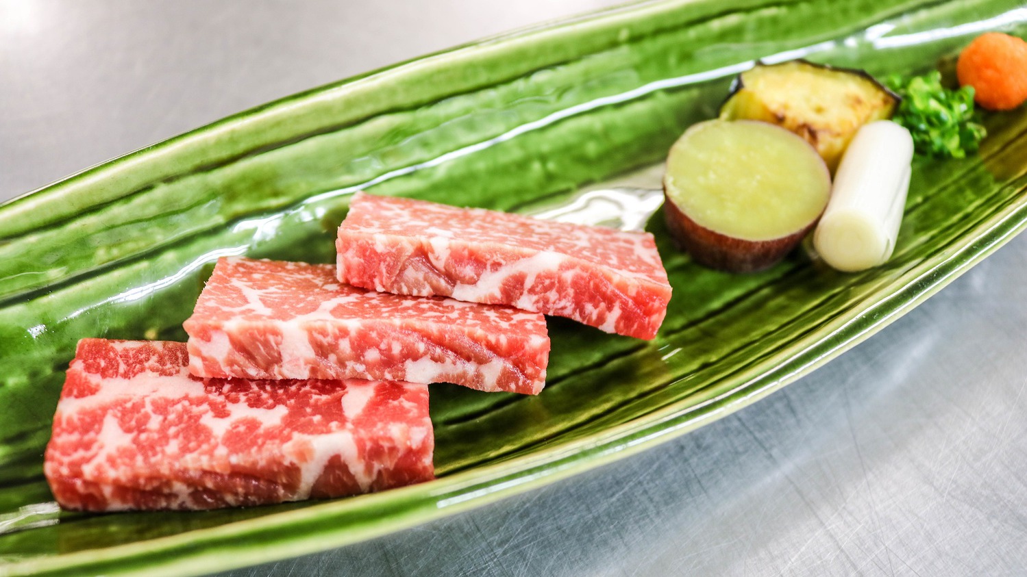  【お料理一例】香ばしい香りと、旨みが口の中に広がる陶板焼き