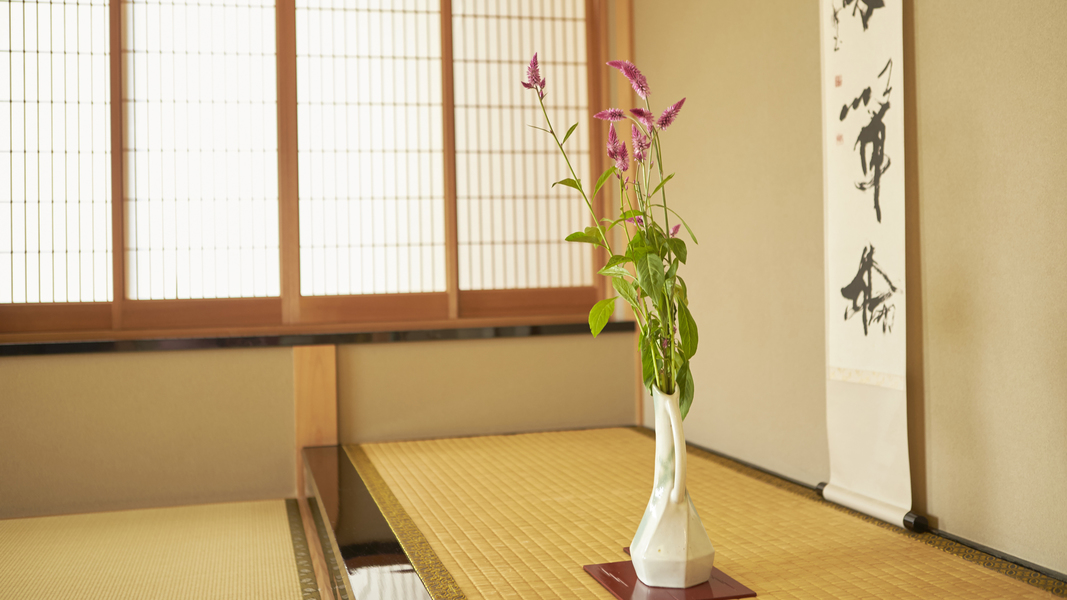 【こだわり】仲居による生け花。お部屋に3つご用意ございます