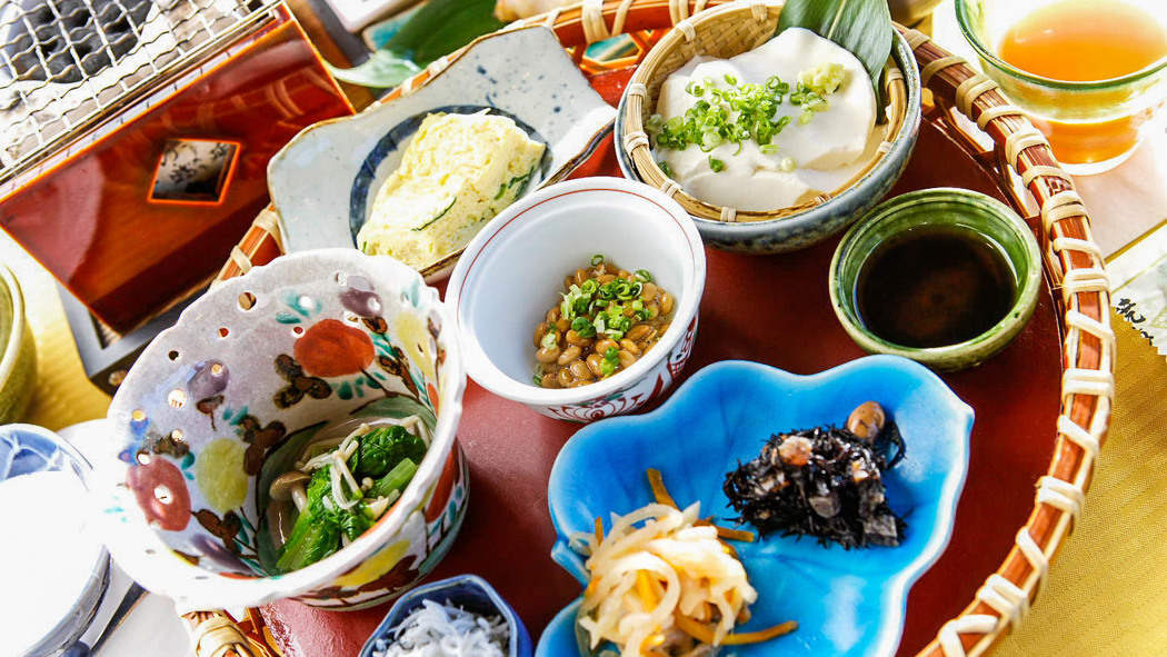 【ご朝食一例】清々しい朝、淡い光と鬼怒のささやきに包まれながらのご朝食＿