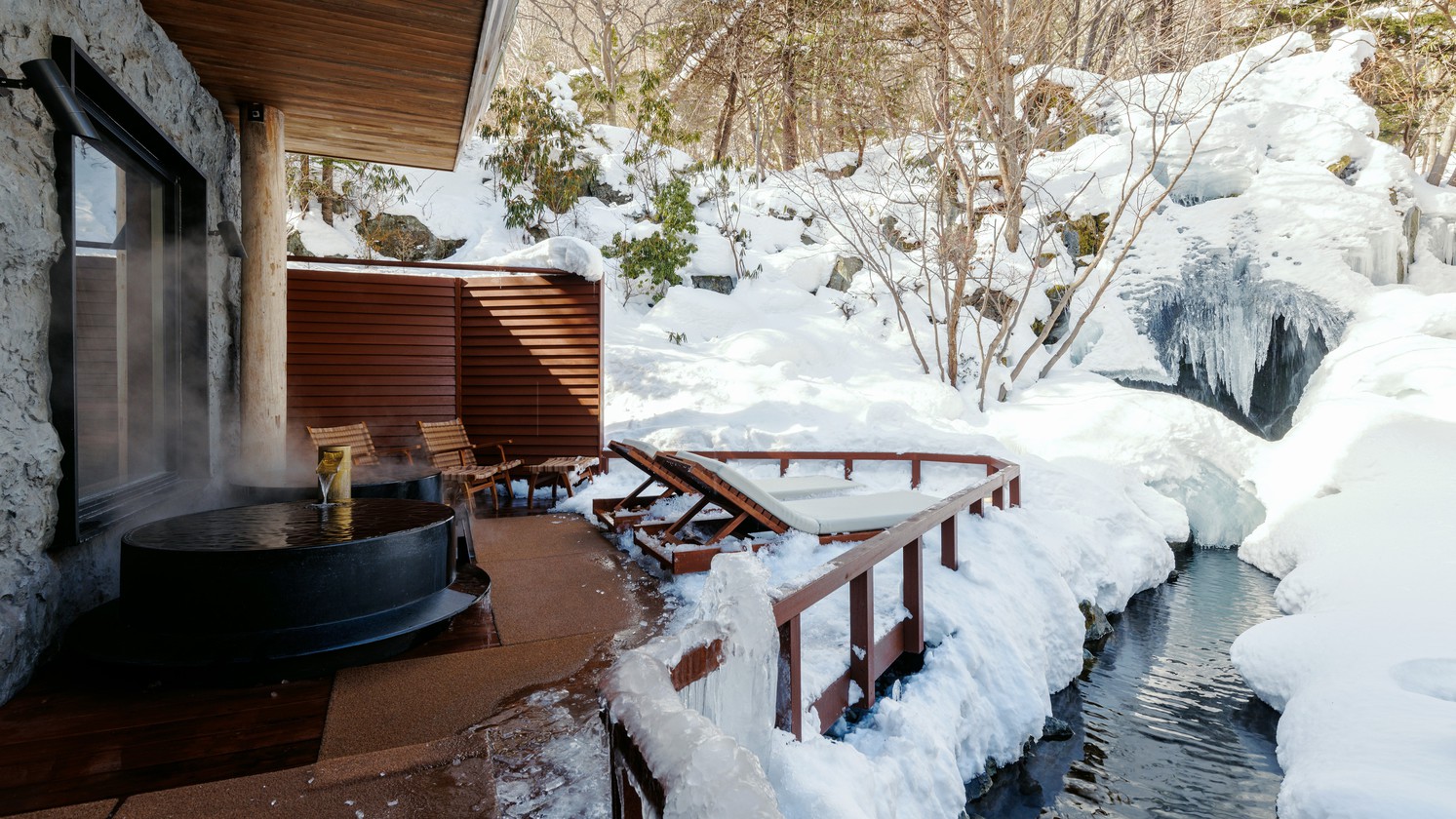 鬼サウナ(冬)／雪と滝の自然を眺めながら、外気浴で休憩できます。（一例）