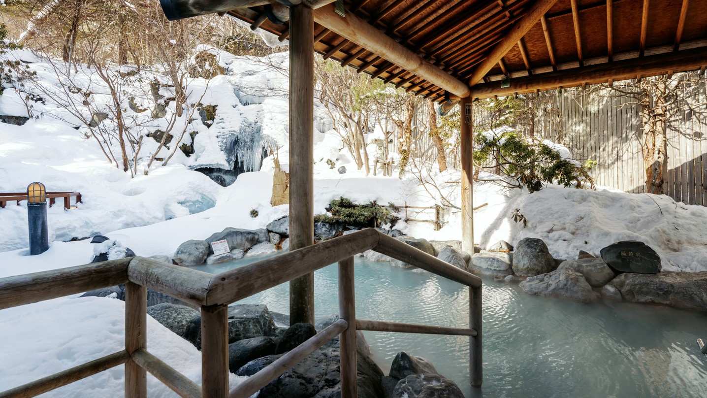 鬼サウナ(冬)／寒い冬に熱い鬼サウナと温泉で見る雪景色は最高の幸せ。（一例）