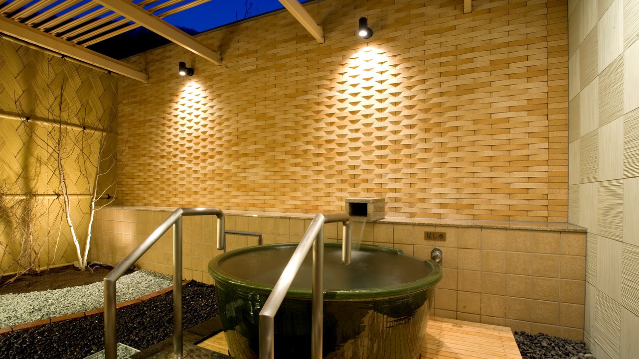 露天風呂付きツイン／モダンなインテリアがもてなす洋室。※人口ラジウム鉱泉（客室一例）