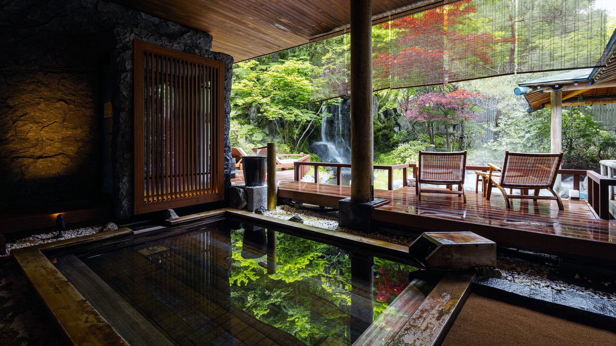 鬼サウナ／北海道では珍しい露天檜水風呂。登別の山麓を源とした約16度の沢水を使用しています。（一例