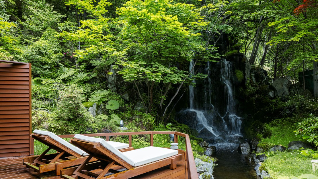 鬼サウナ／北海道の自然を感じながら、ウッドデッキで外気浴をお愉しみください。（一例）