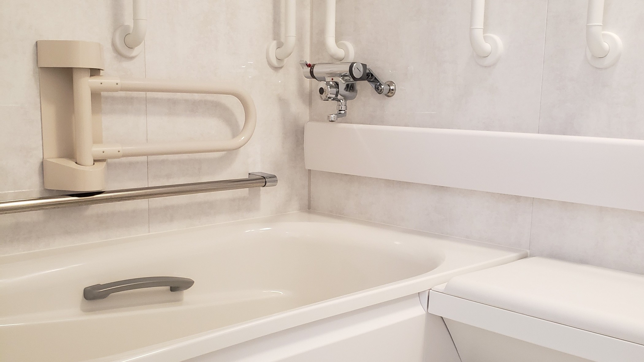 バリアフリールーム／床はフルフラット、浴室やお手洗いには手すり付で広さも十分にご用意。（客室一例）