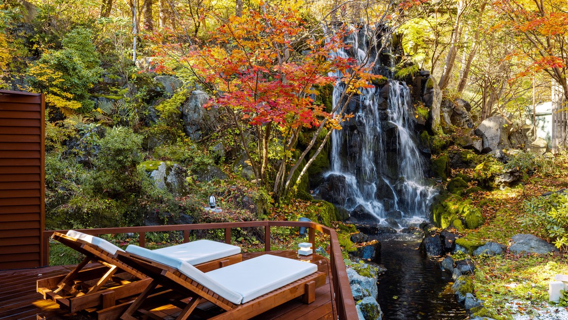 鬼サウナ(秋)／秋には紅葉と滝を眺めながら休憩できます。（一例）