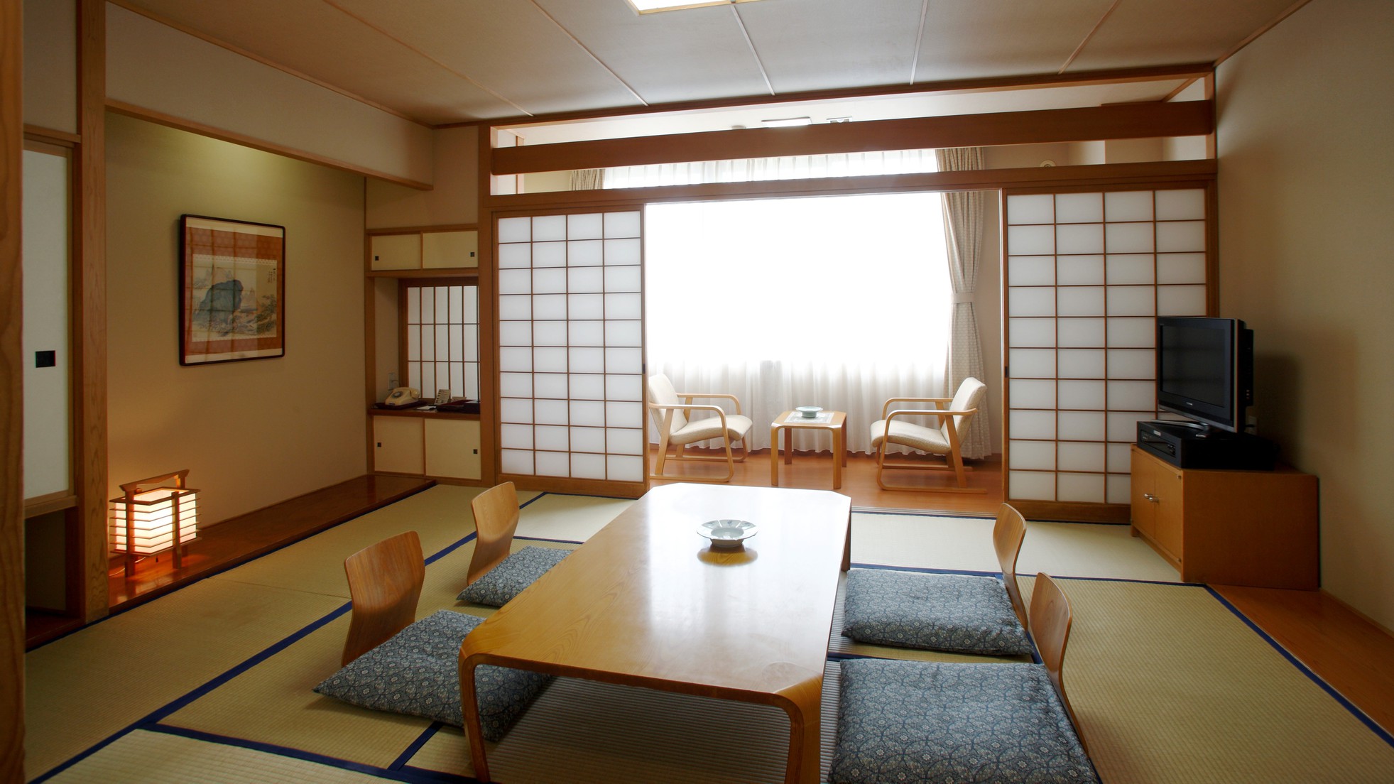 10畳和室／日本人が落ち着く畳の間や純和風造りで、 寛ぎのひとときをお過ごしください。（客室一例）