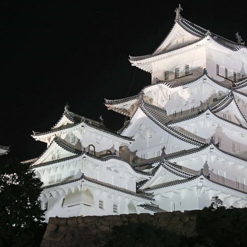 【姫路城】徒歩25分。夜間はライトアップされています。