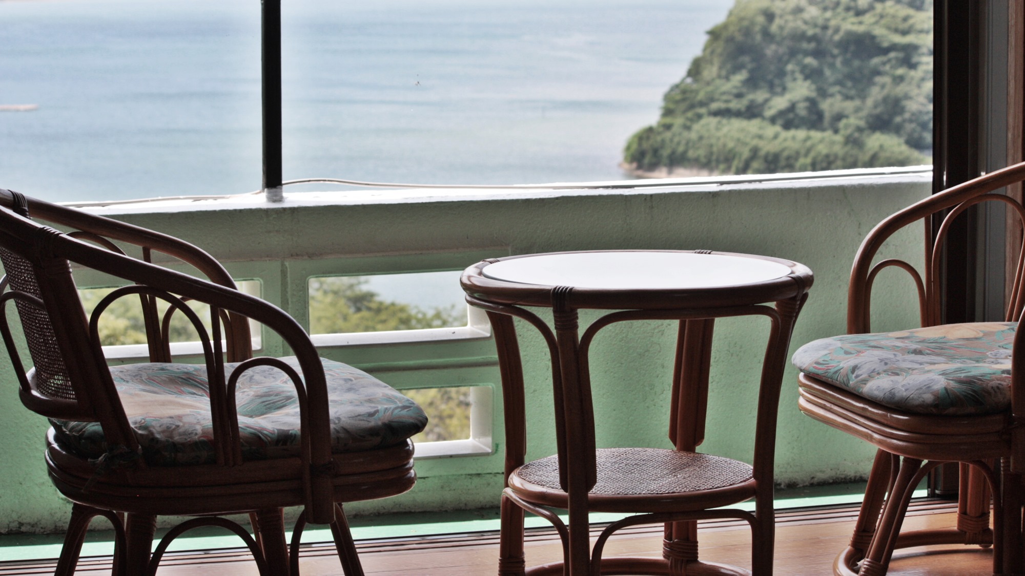 *【客室一例】和室／浜名湖を一望する景観が自慢の客室です。