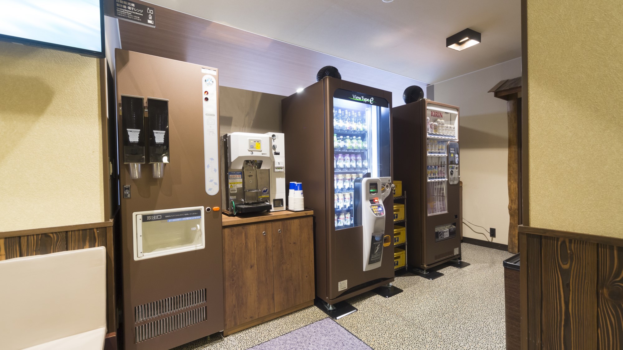 2階 ベンダーコーナー製氷機あり♪