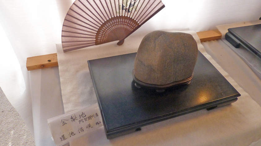 *【展示室】水石が趣味のオーナーの作品の展示や、SLなどのミニ写真展。お気軽にお立ち寄りください。