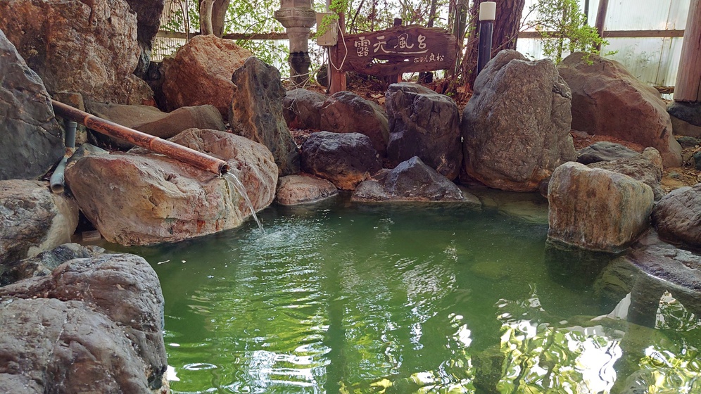 *温泉（露天風呂）／阿賀野川からの川風を感じながらお寛ぎください。