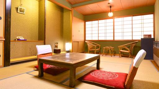 *客室一例（和室）／お部屋は宿任せですが全室バストイレ付きです。