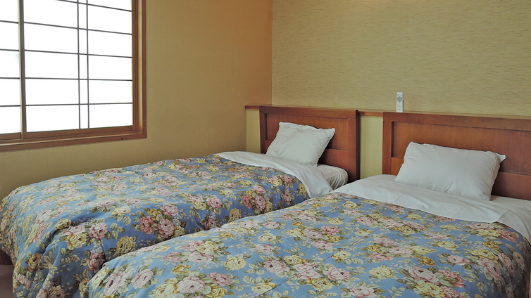 *客室一例（和洋室）／お部屋は宿任せですが全室バストイレ付きです。