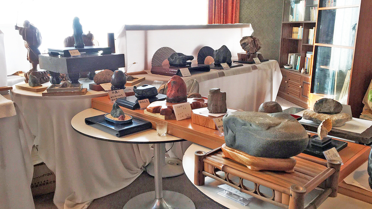 *【展示室】水石が趣味のオーナーの作品の展示や、SLなどのミニ写真展。お気軽にお立ち寄りください。