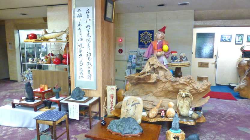 *【ホテルロビー】「はなさかじいさん」もにっこり、皆さまをお出迎えいたします。