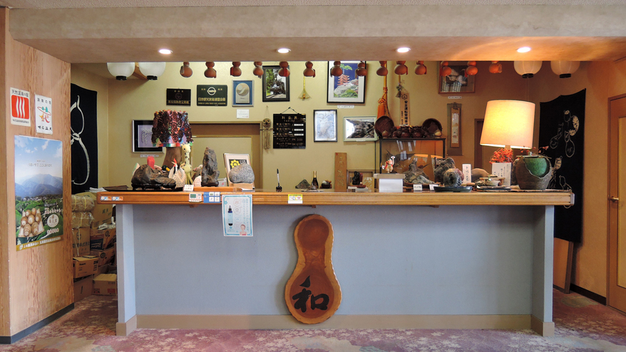 *フロント/皆さまのご滞在が素晴らしき旅の思い出になるよう、お手伝いをさせていただきます。