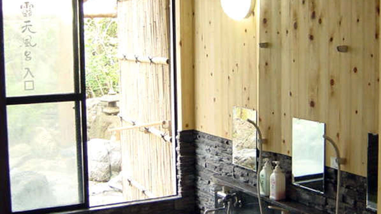 *温泉（露天風呂）／露天風呂にはこちらからどうぞ！阿賀野川からの川風を感じながらお寛ぎください。