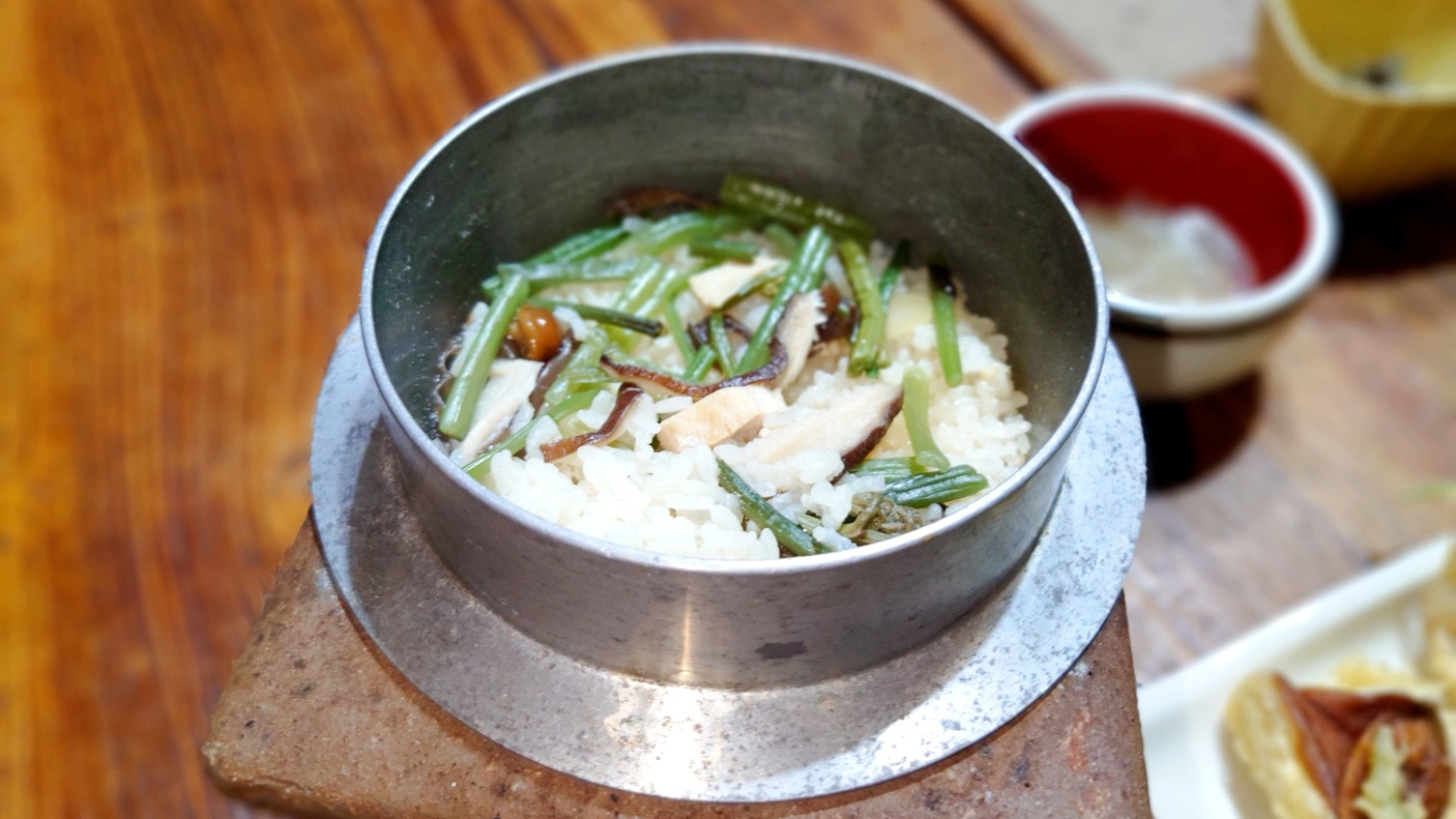 *夕食一例（釜めし）／季節替わりの“;元祖釜めし”;はグルメ通な方にも人気の一品です！