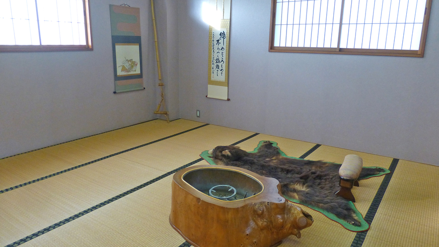 *【咲花城天祥閣和室(茶室)】こちらから眺める阿賀野川に沈む夕日はまさに絶景です。