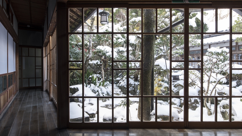 *冬の中庭：大正ガラス越しに眺める雪は風情があります