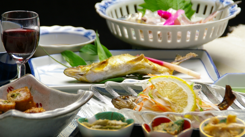 *ご夕食（夏）地産地消にこだわり料理にはこの地の美味しい水を使っております