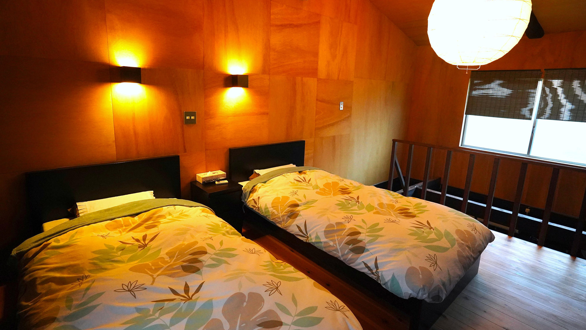 ・【右近／2階寝室】温かみのあるライトと木目調の内装が、リラックスできる空間を演出