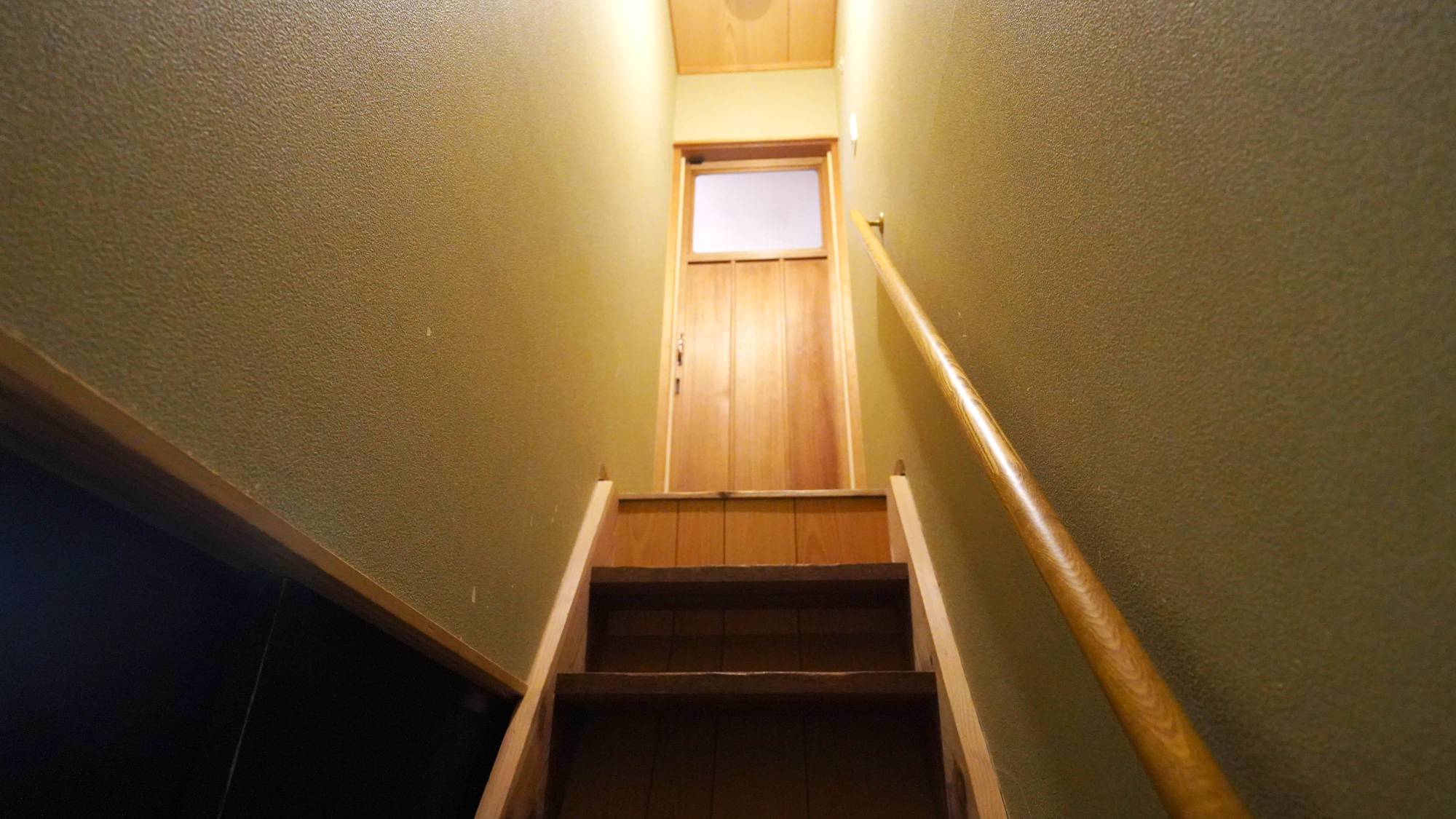 ・【静／階段】2階には寝室とソファで寛げるスペースがございます