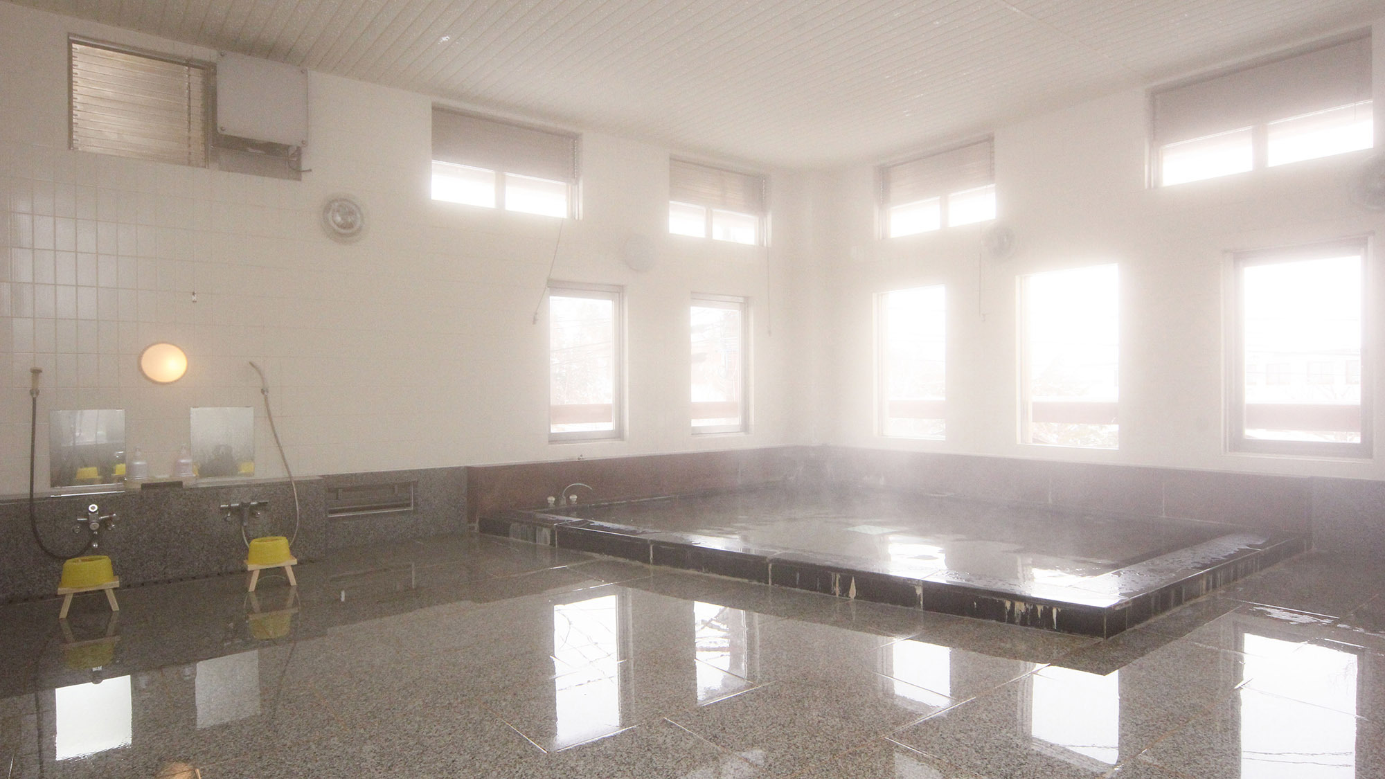 ・【大浴場】当館のお風呂は活性石温泉、体の芯まで温まることができます