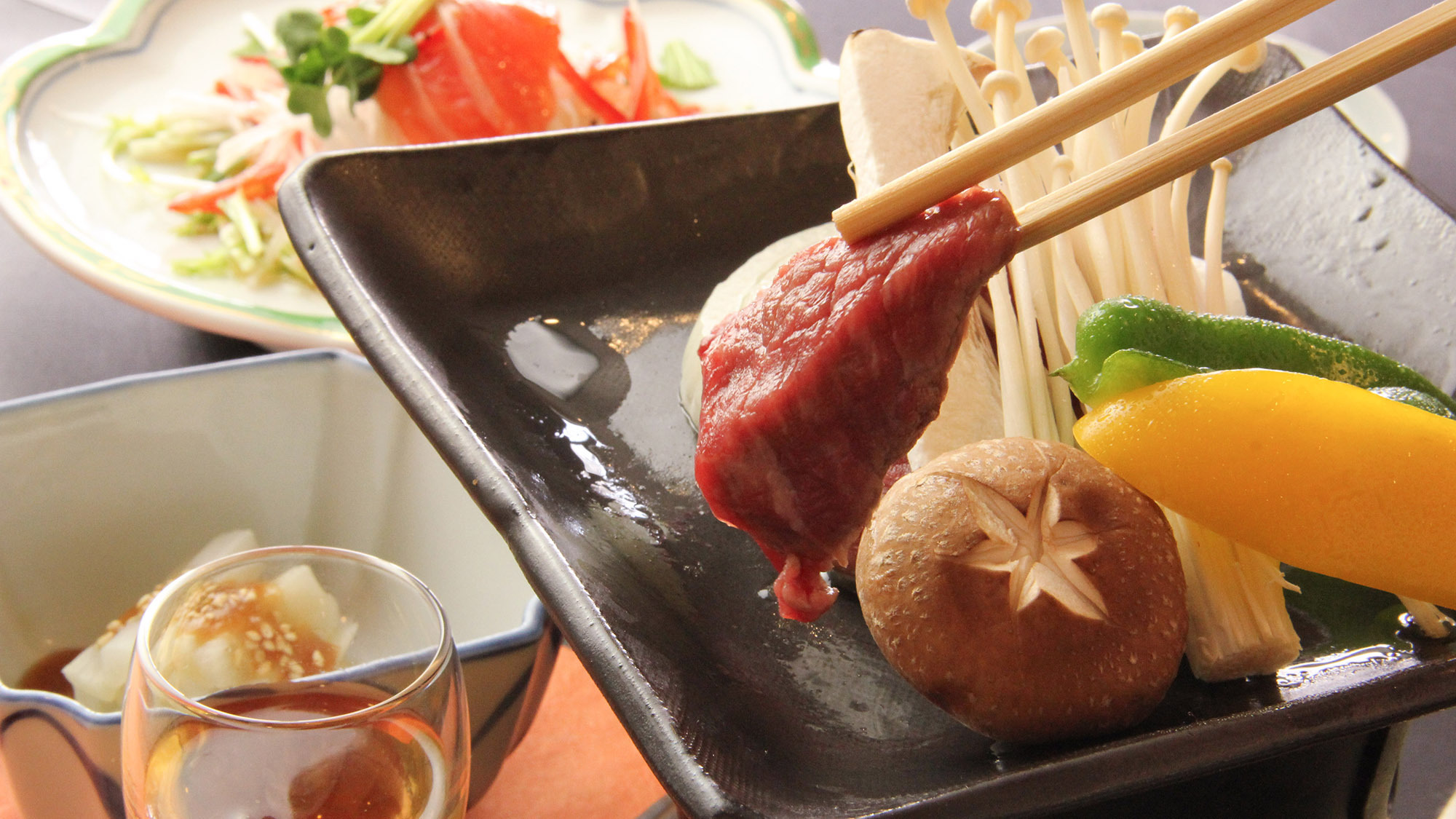 ・【お料理】大人気の信州牛とお野菜の蒸し陶板鍋、寒い季節にピッタリの温かさです
