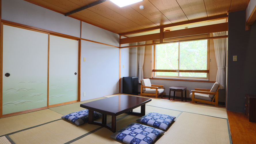 【和室10畳】和室のお部屋をご用意、ゆったりとお過ごしいただけます。