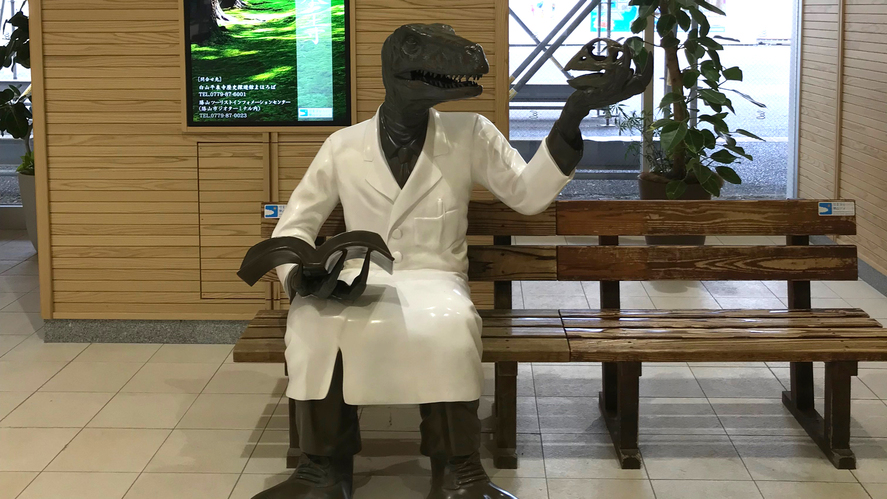 *【えちぜん鉄道勝山駅】恐竜と記念撮影ができます。福井駅にあるオブジェです。