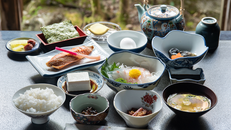*【朝食】ボリューム満点、海山の幸を使用した和朝食