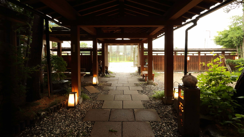 落ち着いた雰囲気の館内／日常の喧騒から離れ、のんびりとお過ごし下さい。