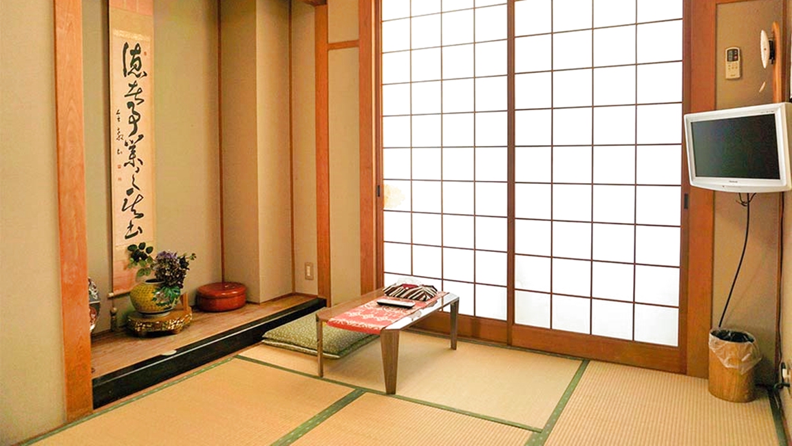 *【部屋】大倉荘の平成館和室6〜8畳のお部屋は小ぢんまりとした落ち着く畳のお部屋で、バストイレ共同