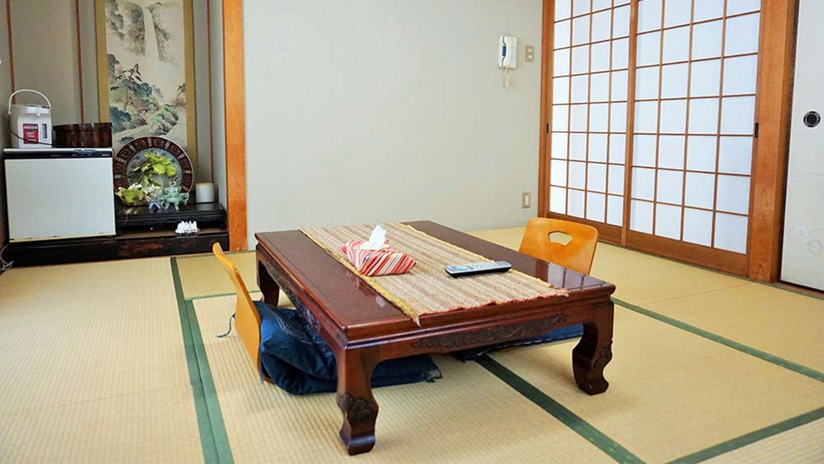 *【部屋】大倉荘の平成館和室6〜8畳のお部屋は小ぢんまりとした落ち着く畳のお部屋で、バストイレ共同