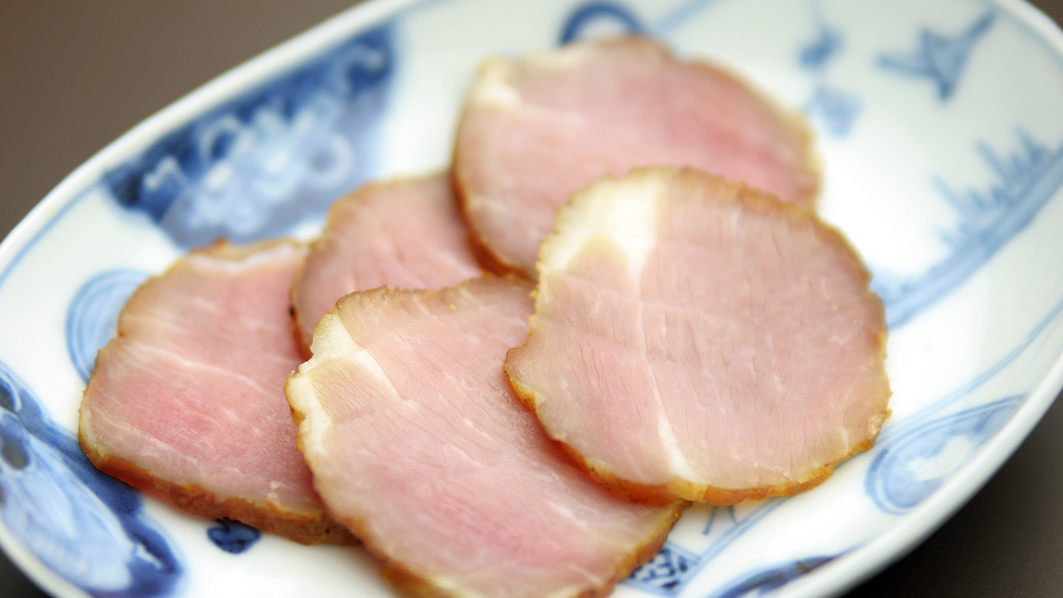 *お食事一例 (6月頃の一例／日替わりのため写真と異なる場合あり）