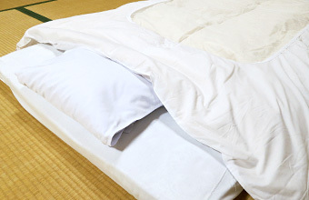 寝具は、羽毛布団になります。