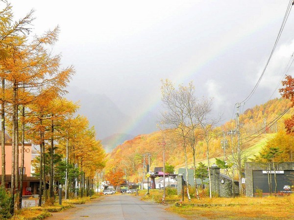 車で５分、10月中旬スキー場の紅葉と虹