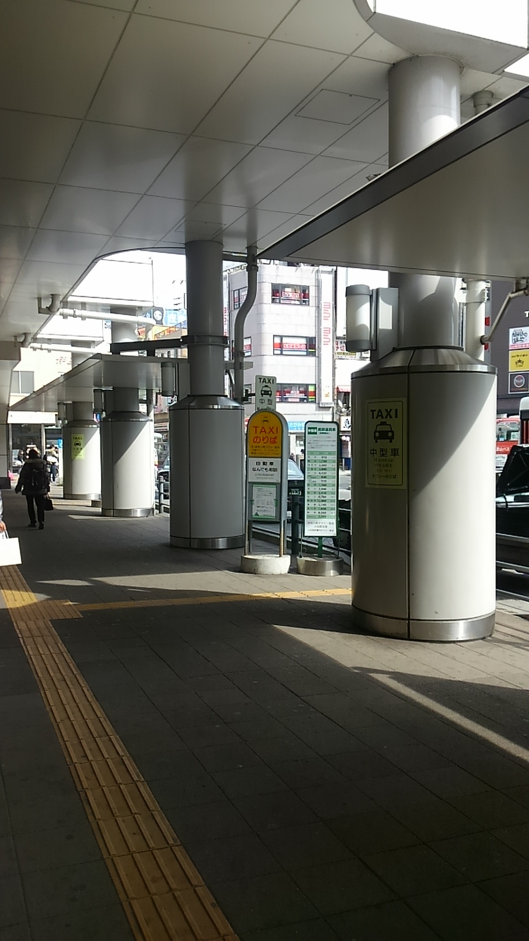 ③小田原駅東口ロータリー駅を背に左方向へ
