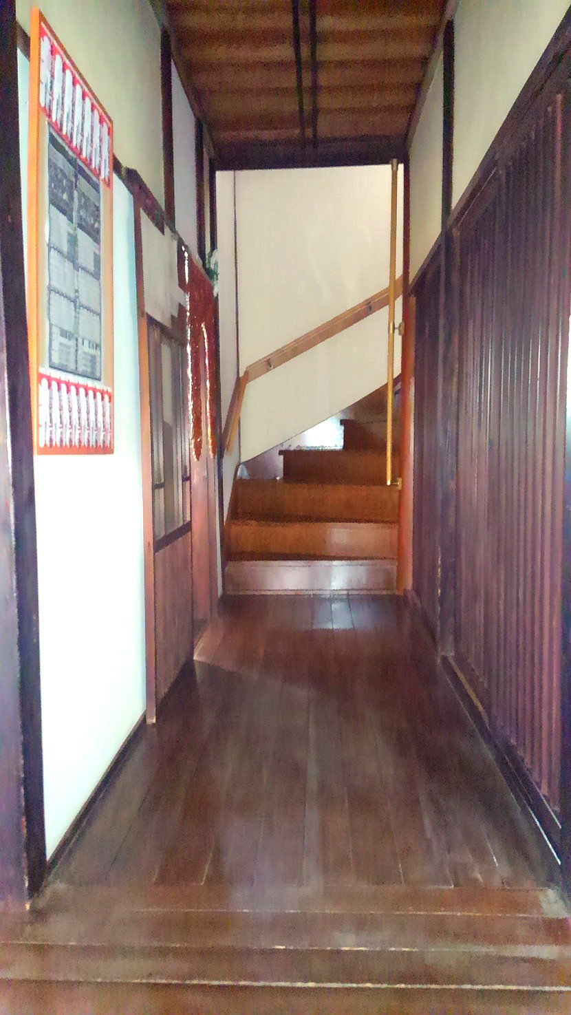 玄関より二階階段へ