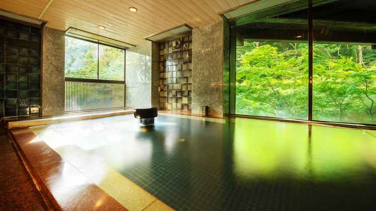 大浴場東山温泉でも珍しい自家源泉保有の宿。美しい会津の春夏秋冬を眺めながら湯浴みを愉しむ。