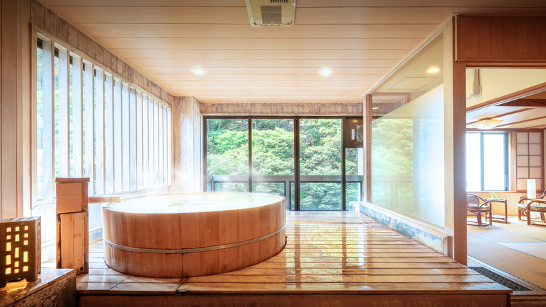 <渓谷側>【展望風呂付客室】客室一例。誰にも邪魔されず温泉を愉しみたい方に人気の客室です。