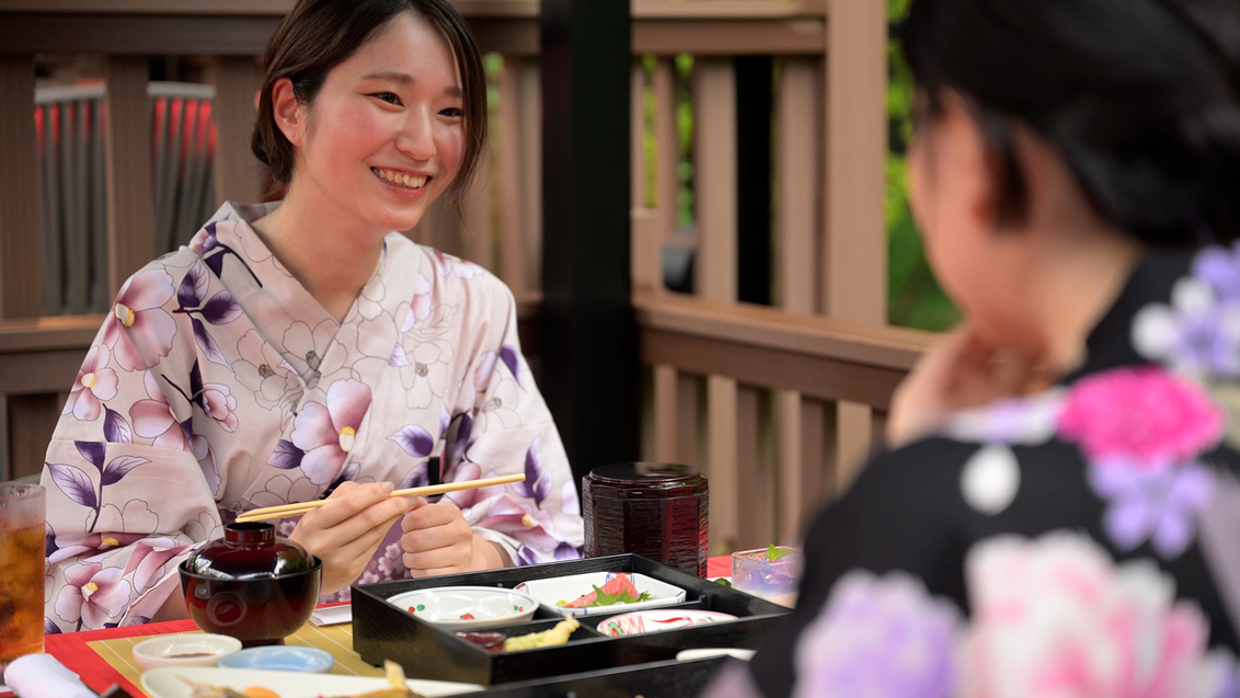 水辺のダイニング 川どこ豊かな自然に囲まれた渓流を望む人気の食事会食場。4月下旬〜OPEN