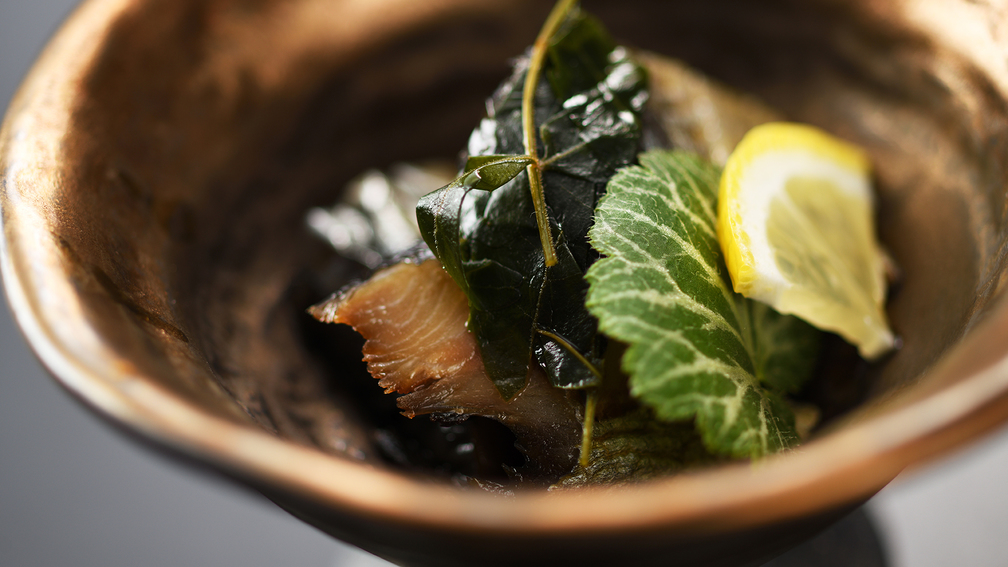 料理イメージ旬の食材を料理長が美食へと作り上げる。季節を目で楽しみ、香りで感じ、舌で味わう