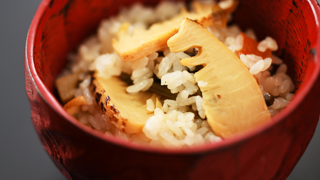 料理イメージ旬の食材を料理長が美食へと作り上げる。季節を目で楽しみ、香りで感じ、舌で味わう