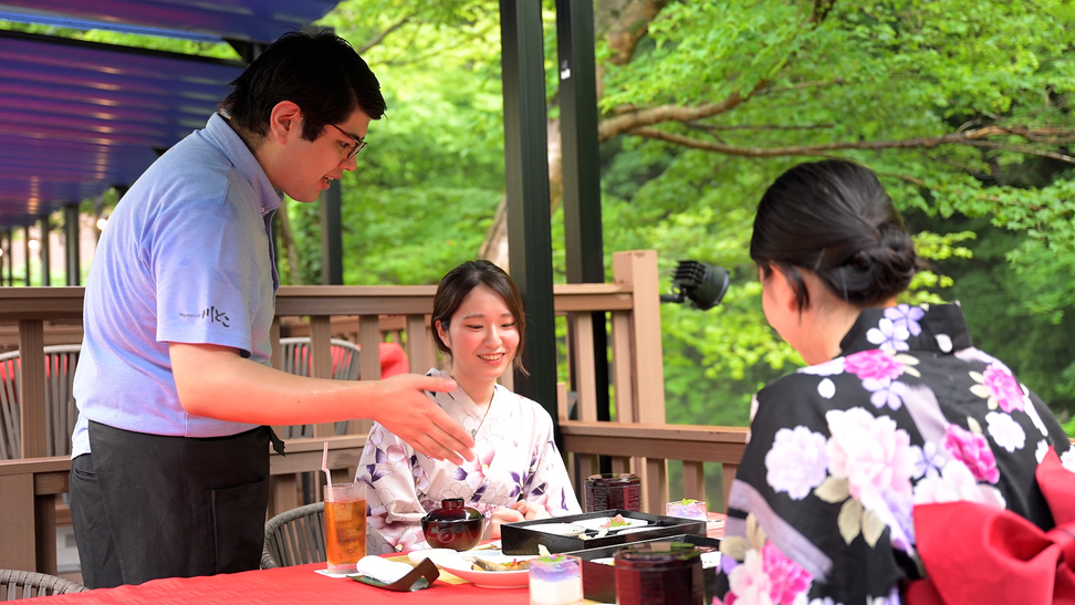 水辺のダイニング 川どこ豊かな自然に囲まれた渓流を望む人気の食事会食場。4月下旬〜OPEN