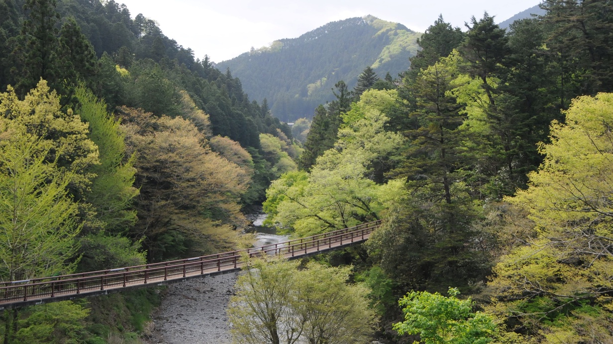 *【石舟橋】秋川渓谷の絶景が広がる全長96ｍの橋。秋には美しい紅葉が楽しめます。